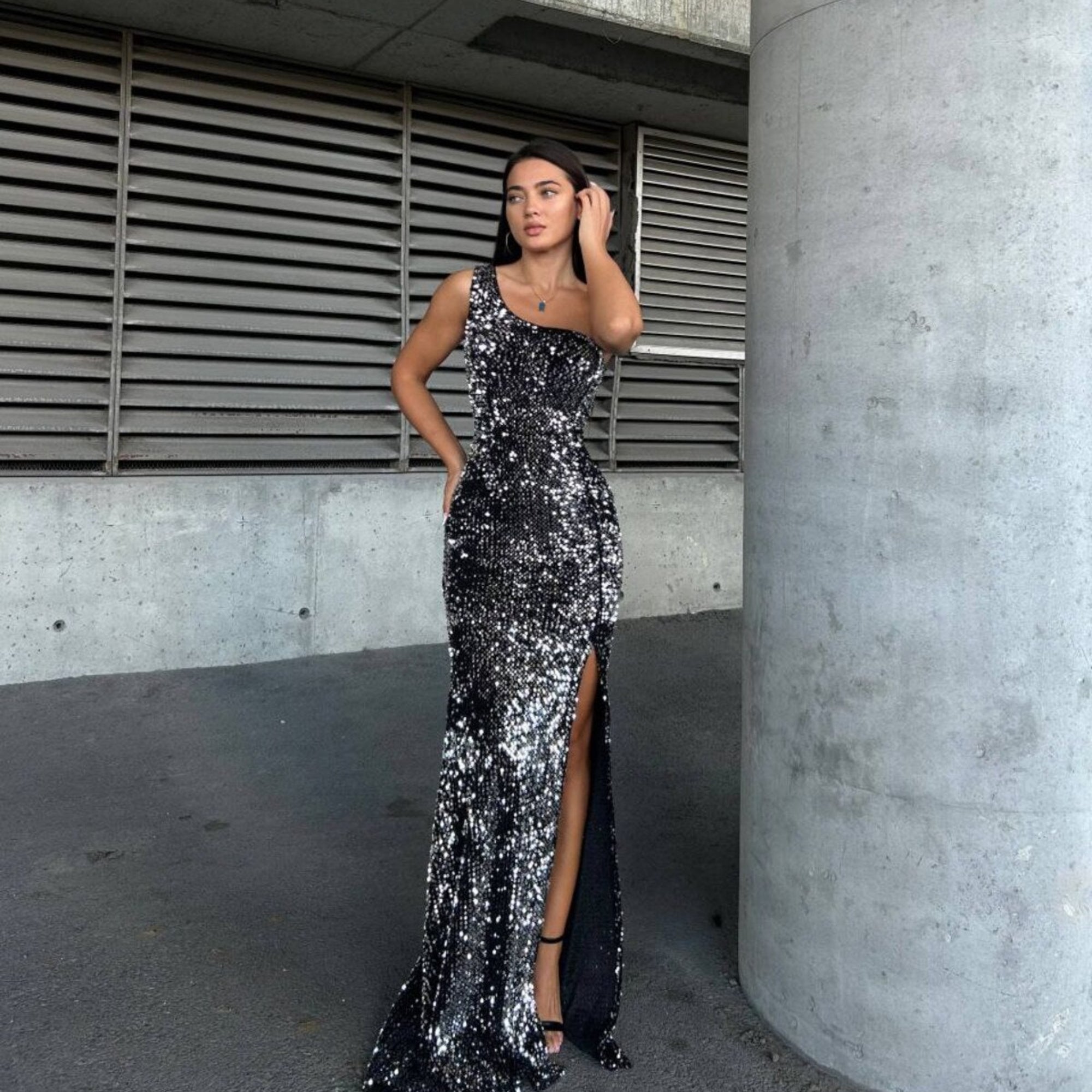 Antrasit pullu tek omuz yırtmaçlı abiye elbise - WoolnClyde