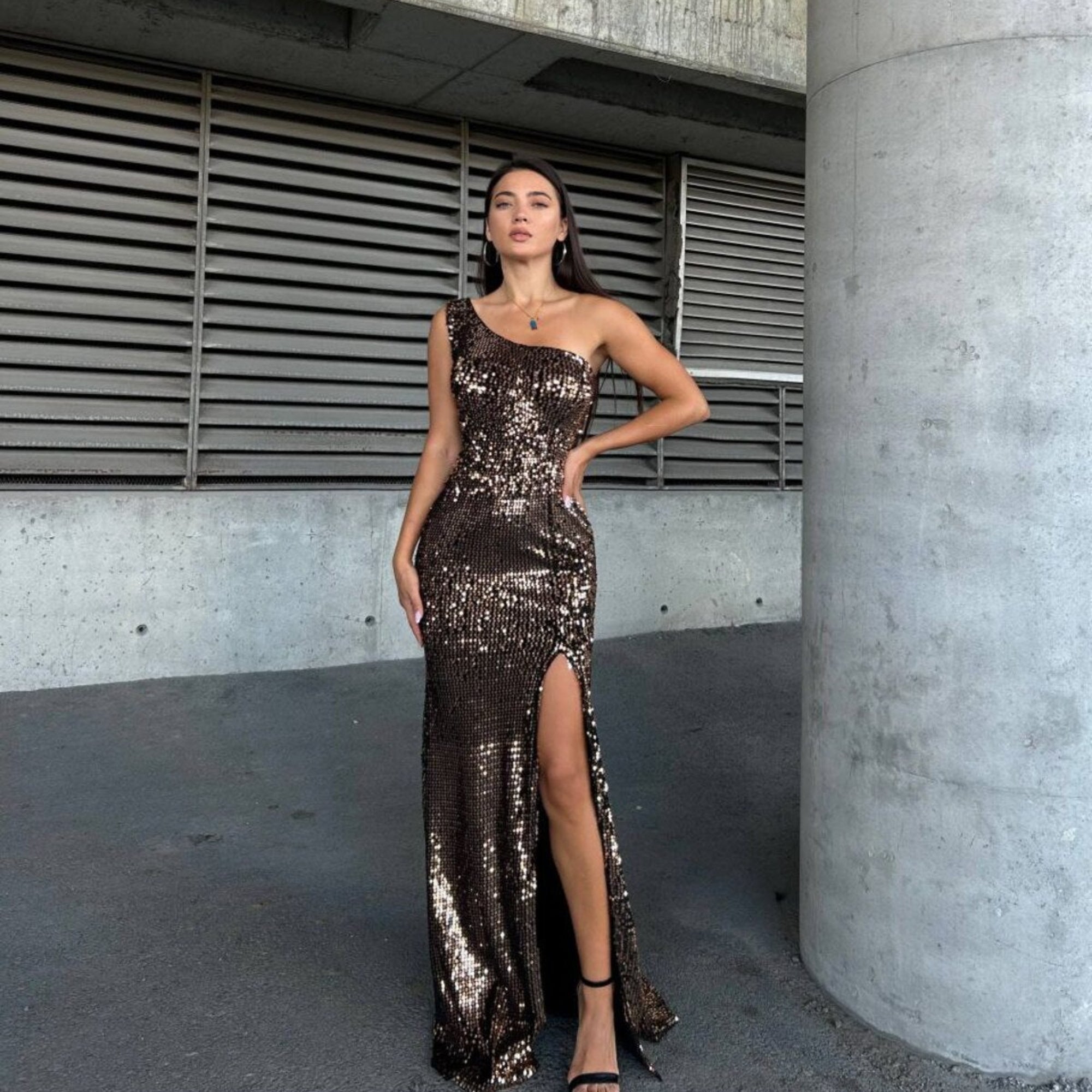 Bakır pullu tek omuz yırtmaçlı abiye elbise - WoolnClyde