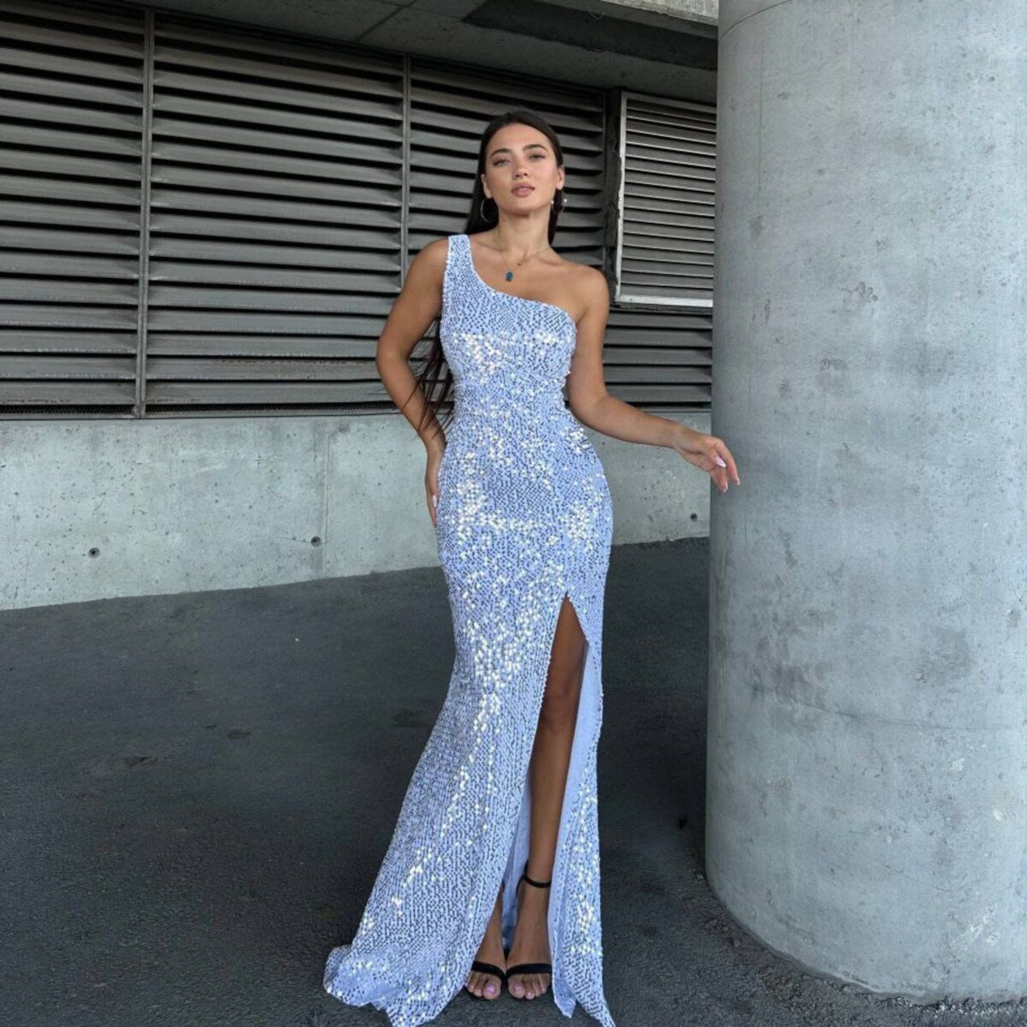 Beyaz pullu tek omuz yırtmaçlı abiye elbise - WoolnClyde