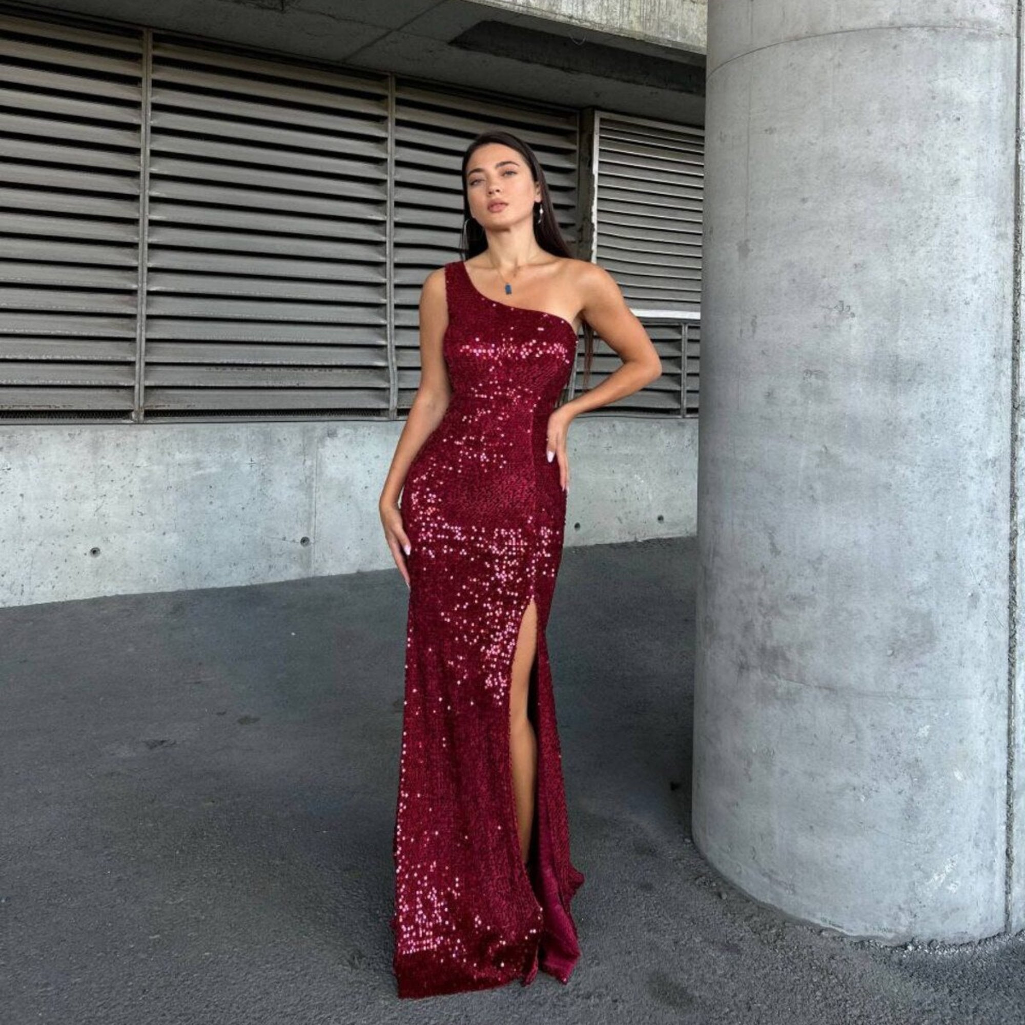 Kırmızı pullu tek omuz yırtmaçlı abiye elbise - WoolnClyde