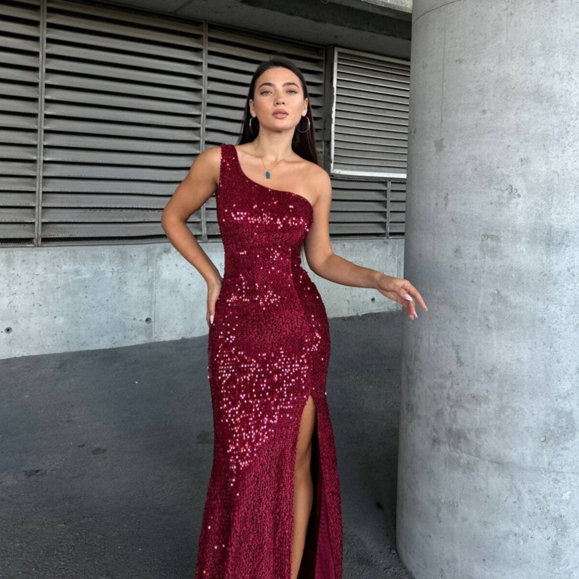 Kırmızı pullu tek omuz yırtmaçlı abiye elbise - WoolnClyde