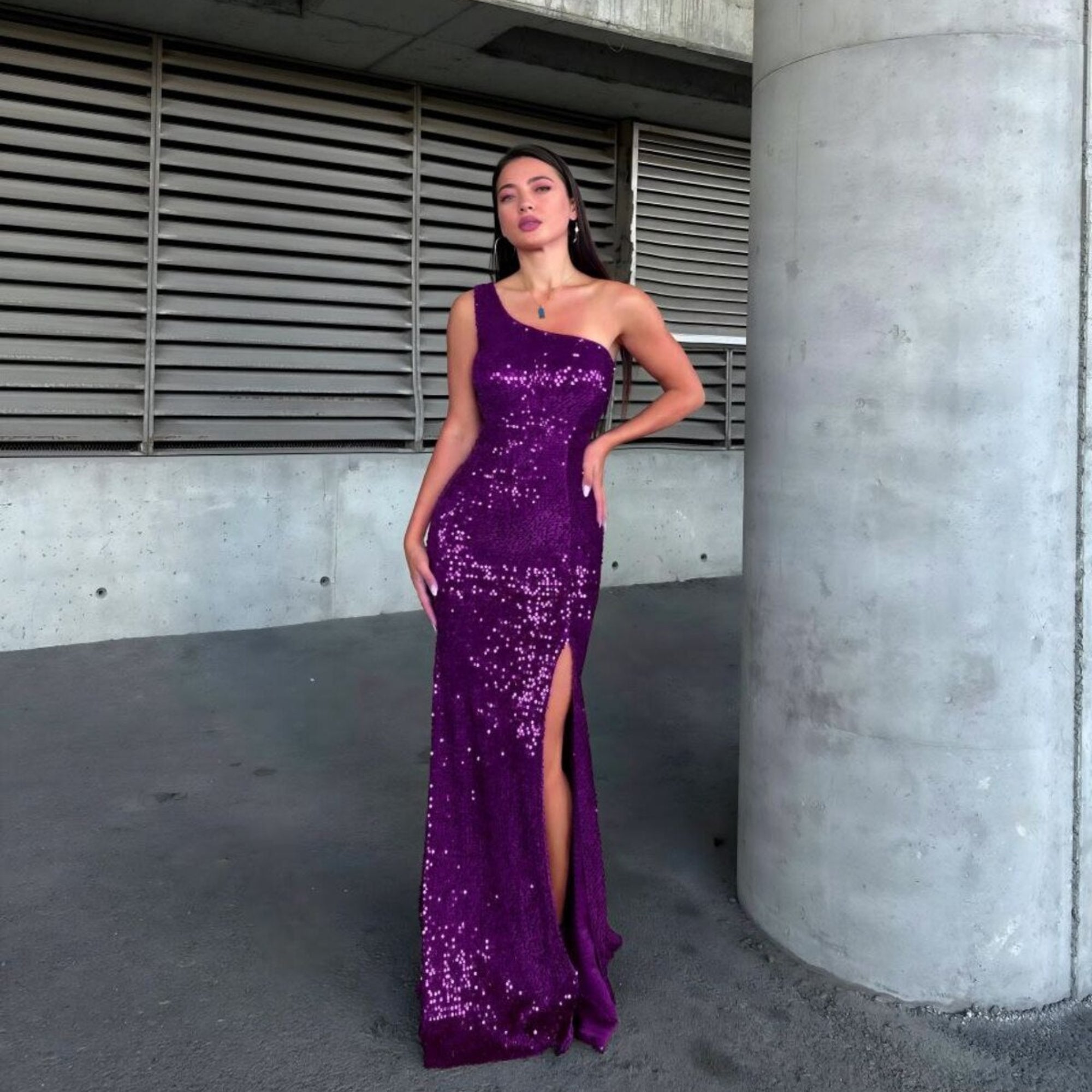 Mor pullu tek omuz yırtmaçlı abiye elbise - WoolnClyde