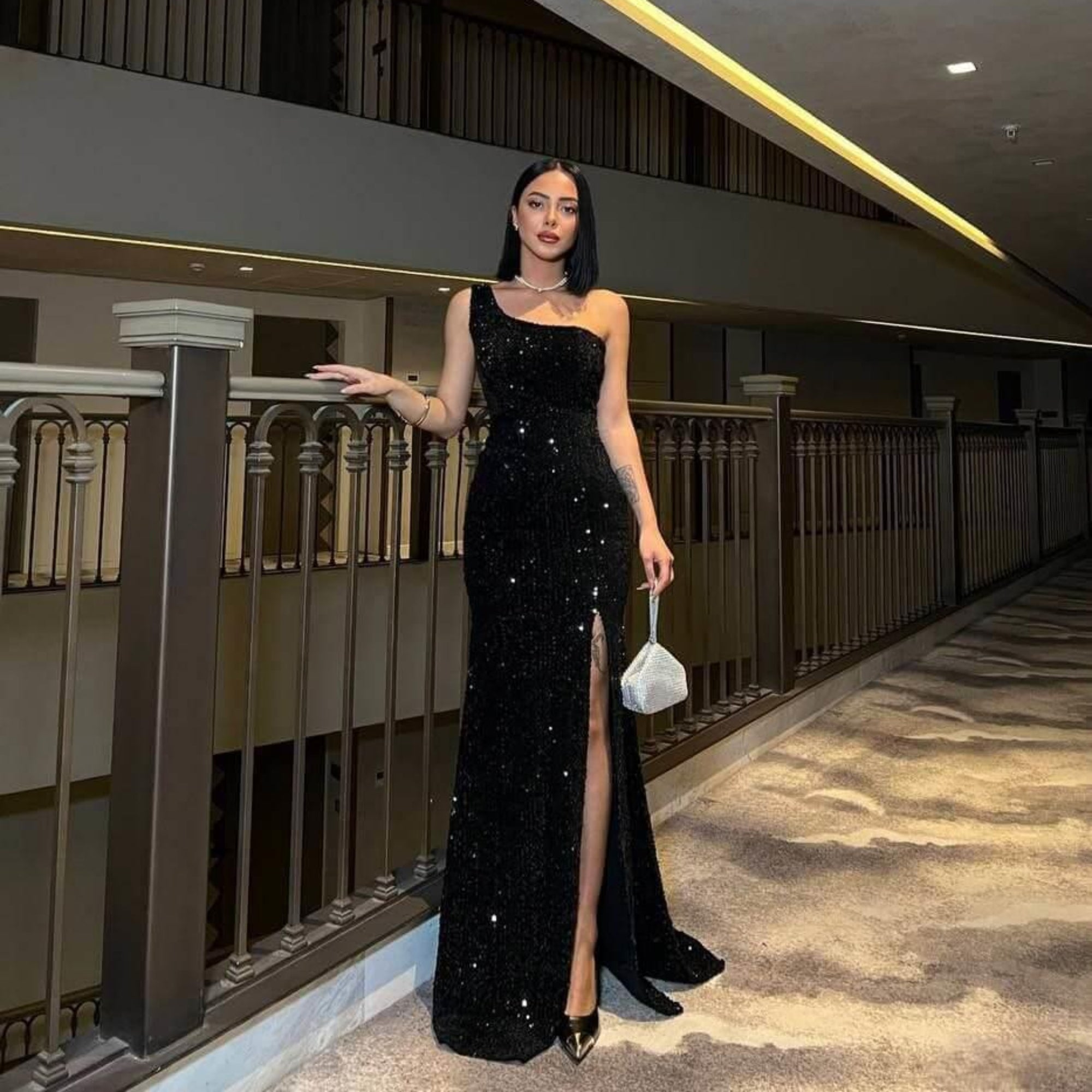 Siyah pullu tek omuz yırtmaçlı abiye elbise - WoolnClyde