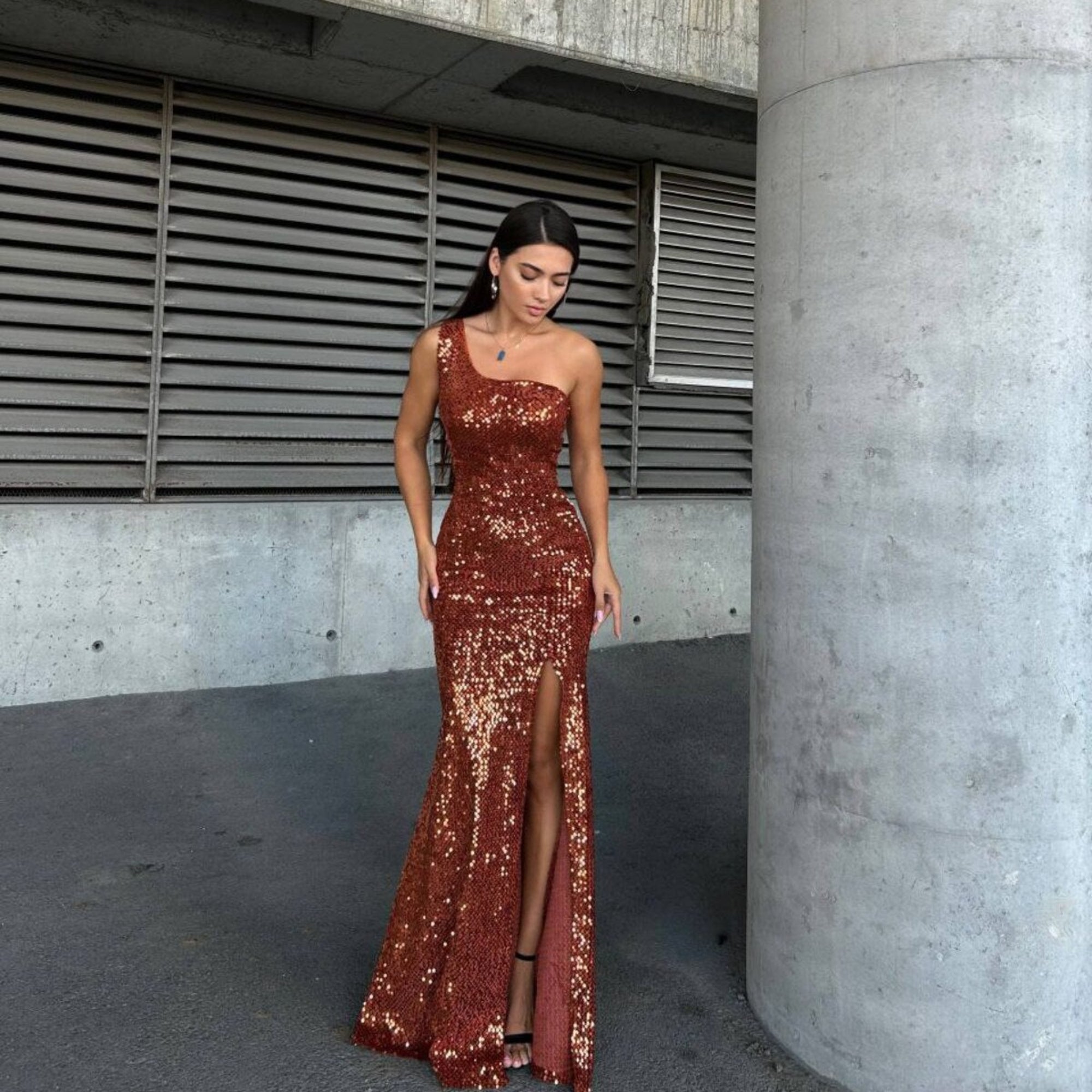 Turuncu pullu tek omuz yırtmaçlı abiye elbise - WoolnClyde