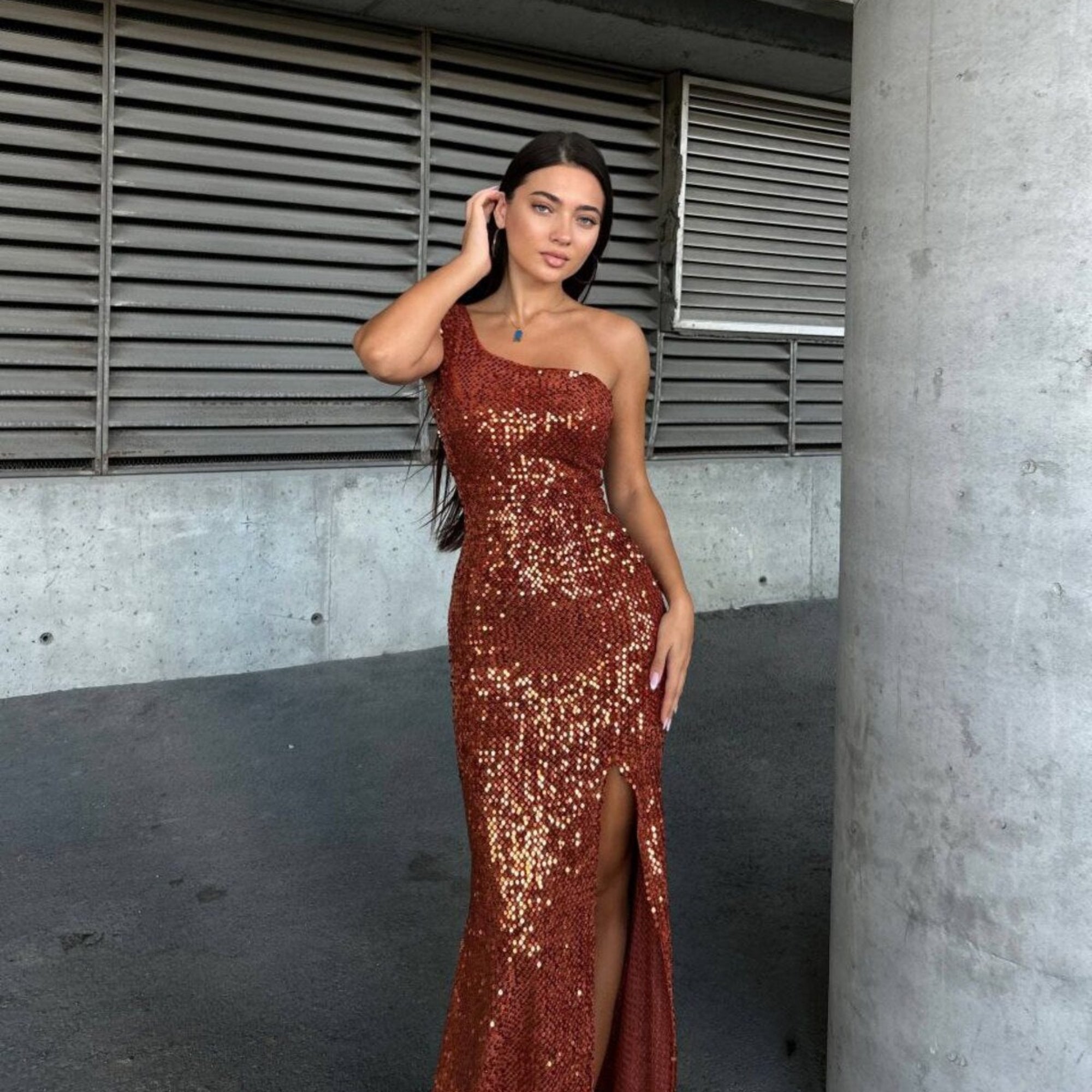 Turuncu pullu tek omuz yırtmaçlı abiye elbise - WoolnClyde